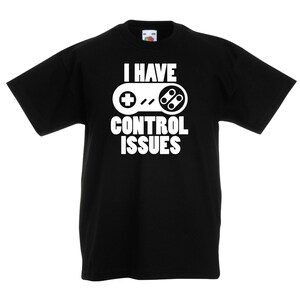 Puede incluir: Camiseta negra con un gráfico blanco de un mando de videojuego y el texto "Tengo problemas de control".