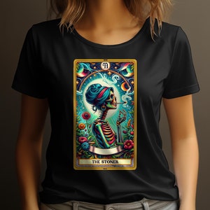 T-shirt con carte dei tarocchi vibranti, The Stoner, disegno di scheletro e fiori, maglietta grafica da donna, top con opere d'arte colorate, moda astrologica