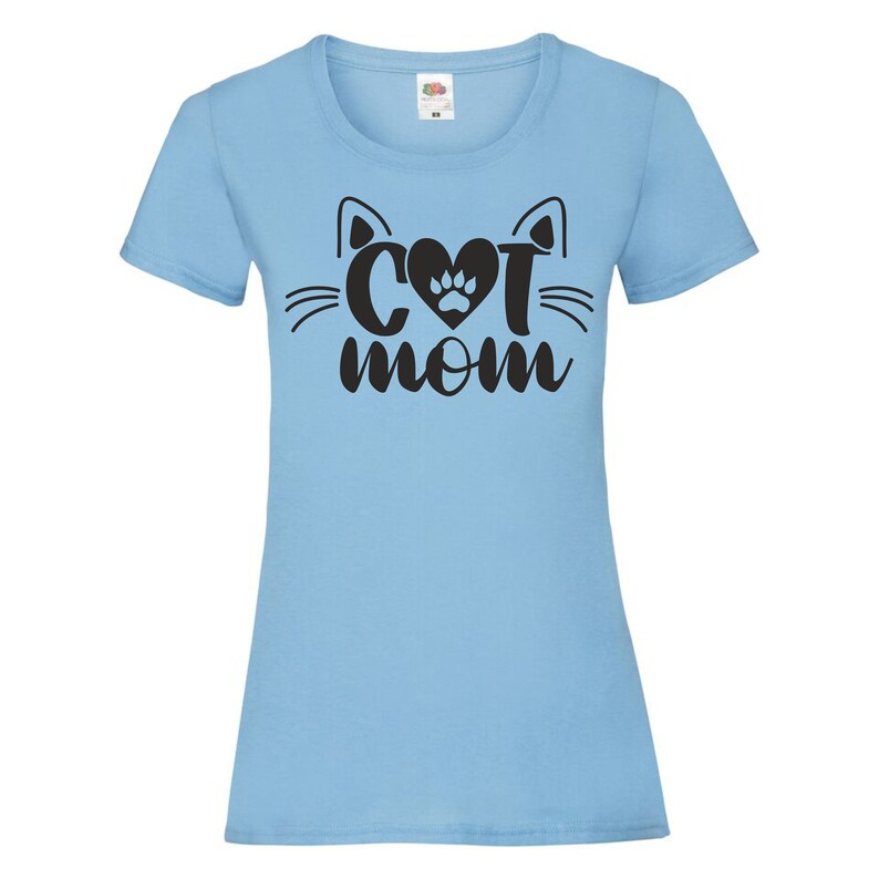 Peut inclure: T-shirt bleu clair avec un motif de visage de chat noir et le texte "Cat Mom" avec une empreinte de patte dans le c&oelig;ur.