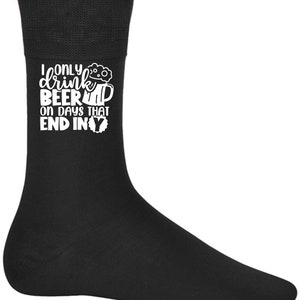 Cadeaux fête des pères Chaussettes fantaisie pour hommes Chaussures pour hommes Cadeaux d'anniversaire pour papa Je ne bois que de la bière les jours qui se terminent en Y