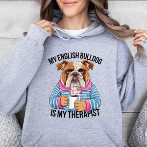 面白い犬のセラピストユニセックスパーカーコーヒーを飲むイングリッシュブルドッグ愛好家へのギフト快適なスウェットシャツかわいい犬愛好家アパレル
