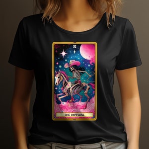 Camiseta gráfica de esqueleto de vaqueira com cartão de tarô feminino, camiseta de arte de fantasia de astrologia, ilustração exclusiva lua rosa