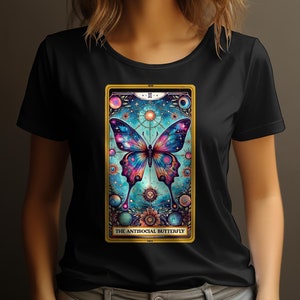 Camiseta borboleta cósmica, design de cartão de tarô espaço místico, camiseta gráfica feminina, presente para amantes de astronomia