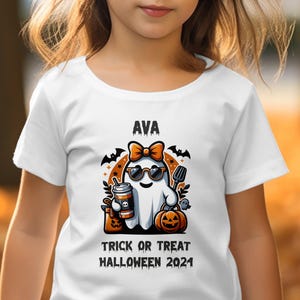 Maglietta personalizzata di Halloween per bambine, simpatico design "dolcetto o scherzetto fantasma", opzione nome personalizzato, regalo di Halloween perfetto per bambine, divertente e spettrale