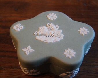 Wedgwood Green Jasperware Trinket Dish Decorated with a Chariot and Chreubs.