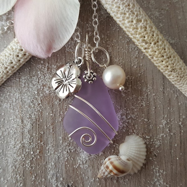 Collier en verre de mer violet « Magical Color Changing » enveloppé de fil, « Feb Birthstone », charme Hawaii State Flower Hibiscus, perle naturelle