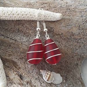 Hawaiianische Schmuck Seeglas Ohrringe, Draht Rubin Ohrringe Rote Ohrringe, Einzigartige Ohrringe Strand Schmuck (Juli Birthstone Schmuck)