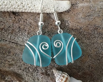 Boucles d'oreilles en verre de mer de bijoux hawaïens, boucles d'oreilles bleu turquoise enveloppées de fil, cadeau d'anniversaire de bijoux en verre de mer (bijoux en pierre de naissance de décembre)