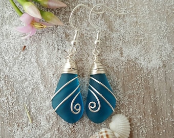 Pendientes de cristal de mar de joyería hawaiana, pendientes envueltos en alambre pendientes de color verde azulado, joyería de playa para mujeres, pendientes únicos joyería de cristal de mar