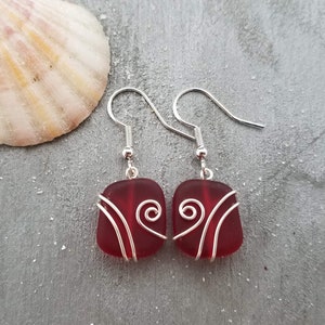 Hawaiian Schmuck Sea Glass Ohrringe, Draht Rote Ohrringe, Sea Glass Schmuck Strand Schmuck Geburtstag Geschenk für Frauen (Januar Birthstone Schmuck)