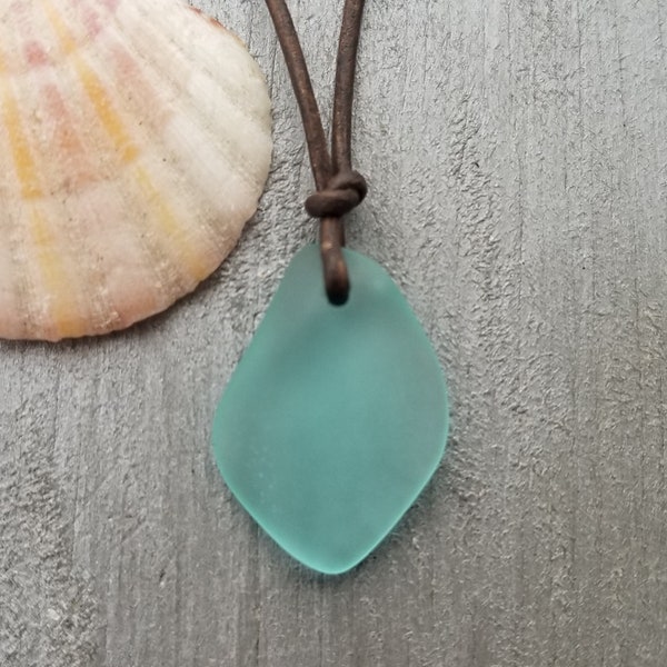 Collar unisex con cordón de cuero y cristales marinos Puff Aqua, hecho a mano en Hawái, joyería unisex (envuelto para regalo en Hawái, mensaje de regalo personalizable).