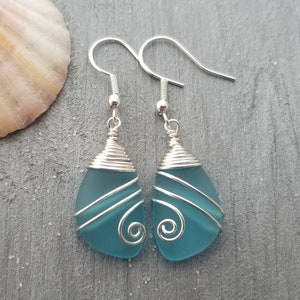 Pendientes de cristal de mar de joyería hawaiana, pendientes de turquesa de alambre superior, pendientes azules, regalo de cumpleaños de joyería de playa (joyería de piedra natal de diciembre)