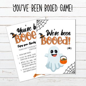 Può includere: Due carte da gioco di Halloween stampabili. La prima carta ha un cappello da strega e il testo "You've been Booed! Enjoy your Spooky Treats! Please keep it going in the same direction." La seconda carta ha un fantasma che tiene un cestino di caramelle e il testo "We've been Booed!"