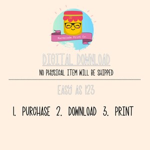 Pu&ograve; includere: Grafica di download digitale con un barattolo di cartoni animati che indossa gli occhiali e un nastro rosa che dice "Marmalade Print Co." Il testo dice "DOWNLOAD DIGITALE", "NESSUN ARTICOLO FISICO SAR&Agrave; SPEDITO", "FACILE COME 123", e "1. ACQUISTA 2. SCARICA 3. STAMPA".