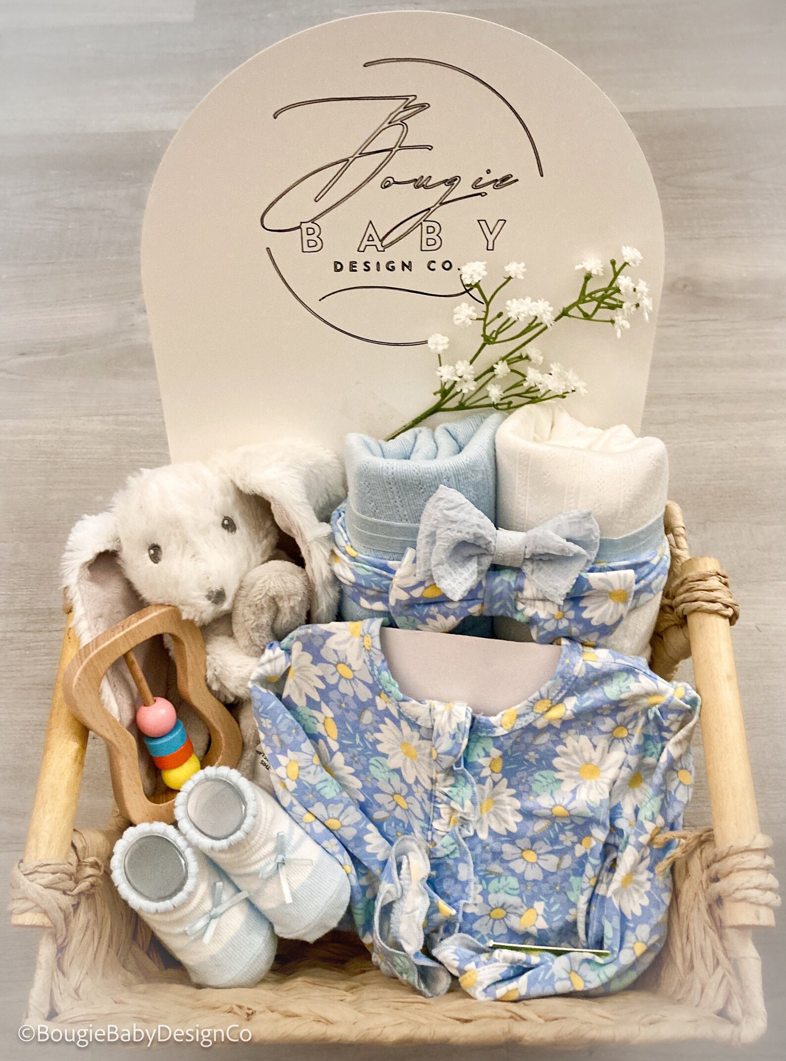 Blue Daisy Baby Girl Gift Basket For Baby Shower flower Power Girl blue-daisy-baby-girl-gift-basket-for-baby-shower-flower-power-girl
