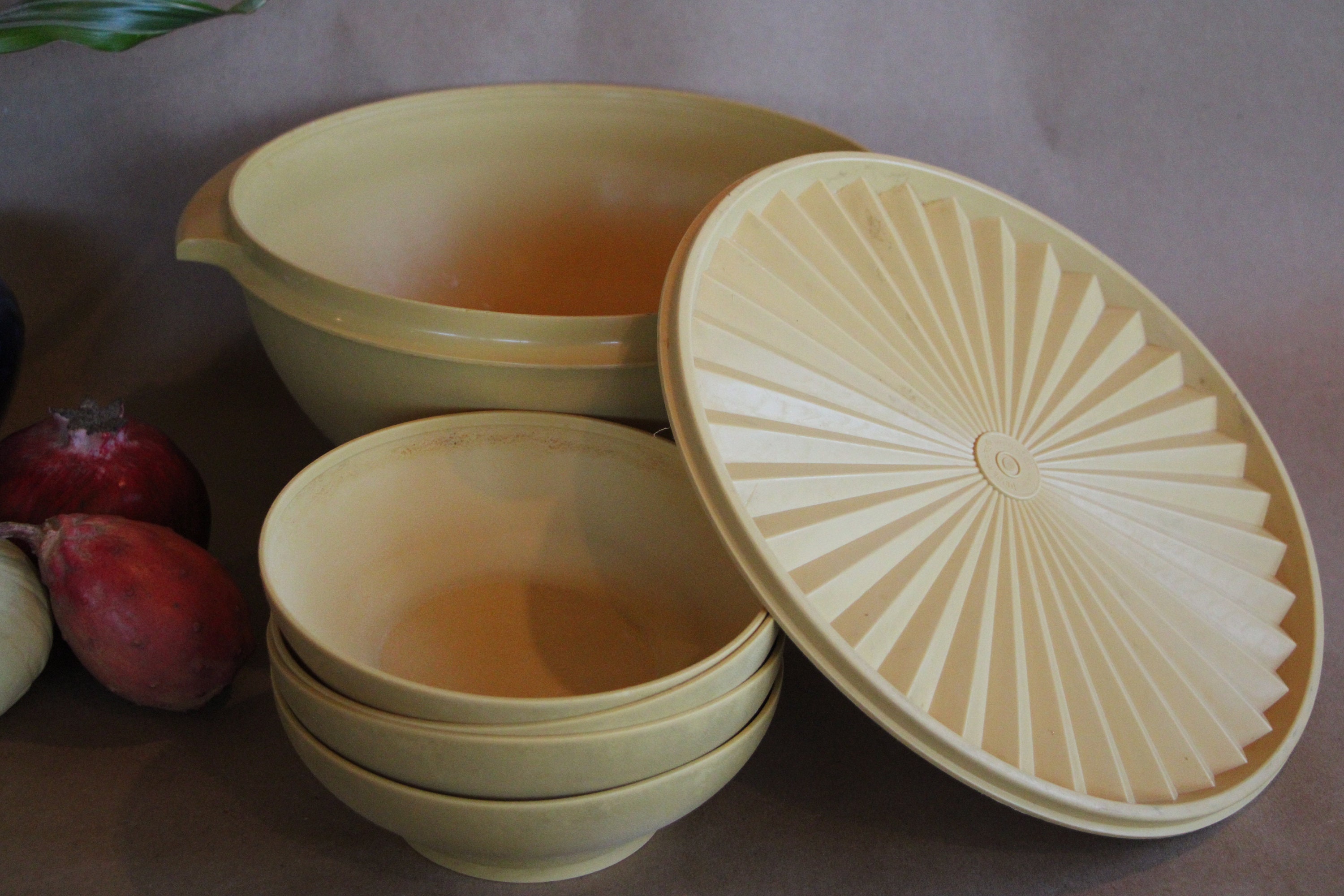 Tupperware Extra Large Bowl Salad Bowl With Lid 880-4 and Set of 5 Matching  Bowls Vintage Harvest Gold Starburst Lid 