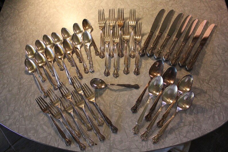 Very Good Condition 1952 Vintage 44 Pieces Rogers International Silver Flatware Daybreak-Elegant Lady Silverplated
