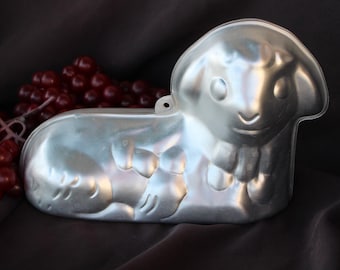 Vintage WILTON - Aluminum - Lamb / Easter - Cake Mold / Cake Pan - 11 inches long, 6 3/4 inches tall