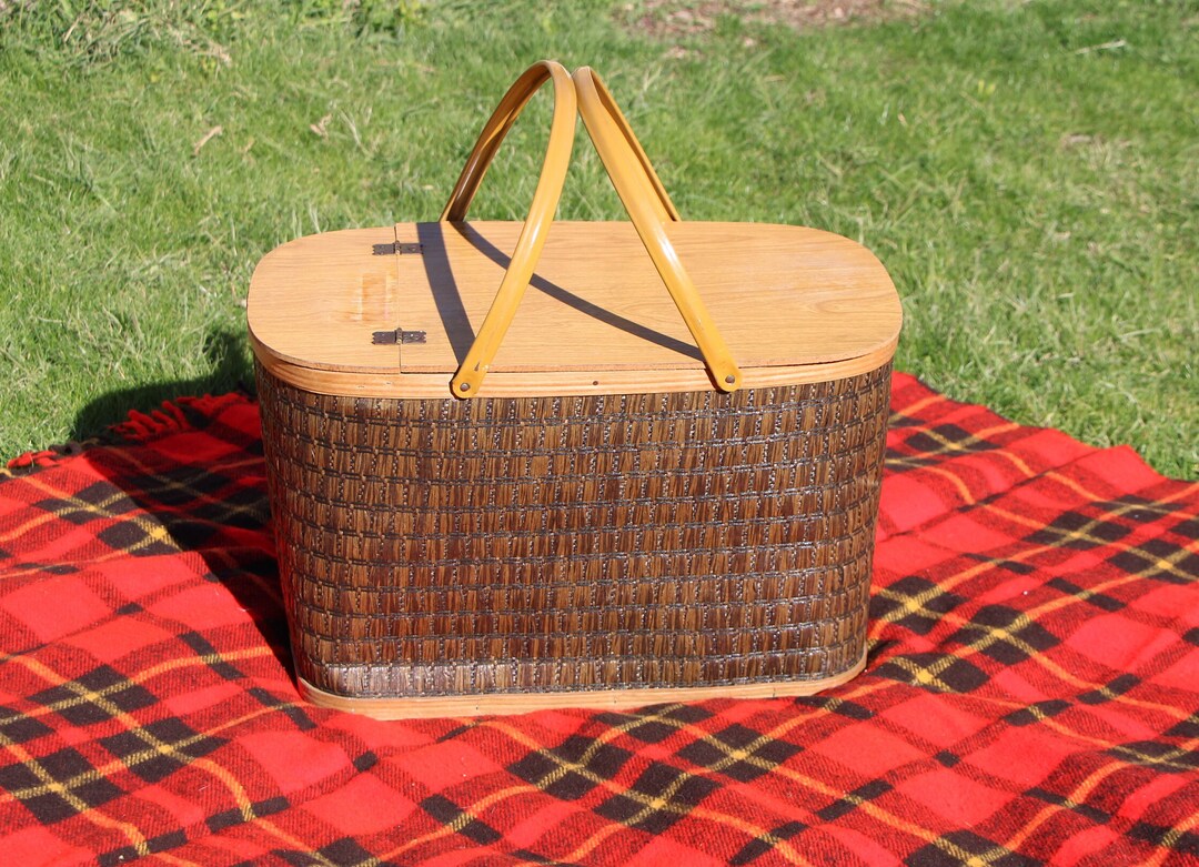 1970's Vintage Burlington Basket Co HAWKEYE PICNIC BASKET 20 1/2 X 13 X