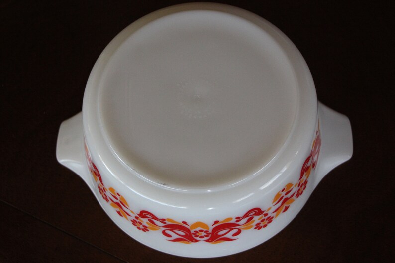 - 475-2.5 Quart Cinderella Casserole 1971-1974 Pyrex FRIENDSHIP Excellent Condition Penn Dutch No Lid