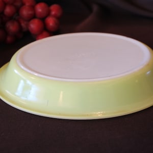 Vintage  Pyrex- LIME GREEN  #209  9&quot; Pie Plate in Good Condition