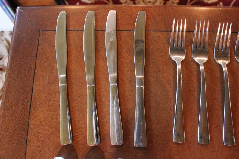 20 Pieces FULL Set Oneida Stainless Stainless Flatware Discontinued Very Good Condition to Excellent Condition AVERY