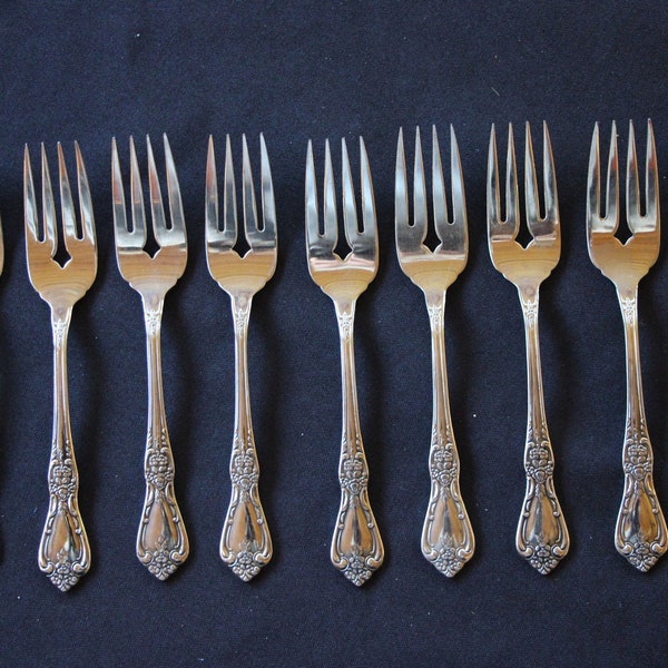 1971 to 1985 Vintage  Oneida Distinction Deluxe   KENNETT SQUARE  Stainless Steel Flatware  Lot of Nine (9) Pieces in Very Good Condition