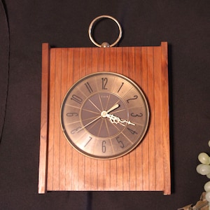 1960&#39;s Vintage ELGIN Wooden Brass Wall CLOCK Battery Operated WORKS 10 x 12 inches Good to Very Good Condition
