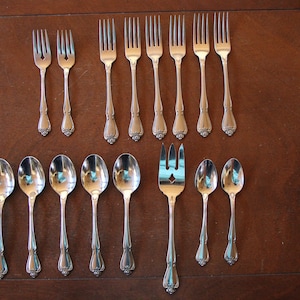 1975 Vintage - Rogers Oneida TRUE ROSE / ARBOR Rose / Chaplet - Stainless Flatware - Lot of 16 Pieces - Very Good Condition