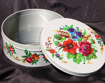 1960's - 1970's Vintage - Needlepoint Tin - Floral - Round - 8 1/4 x 3 1/8" - VERY Good Condition