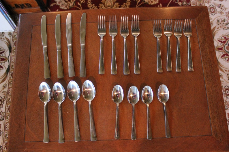 20 Pieces FULL Set Oneida Stainless Stainless Flatware Discontinued Very Good Condition to Excellent Condition AVERY