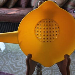 1970&#39;s 80&#39;s  Vintage Tupperware # 1523 Large 2 quart Strainer / Colander  Bright Yellow / Butterscotch  - Very Good Condition