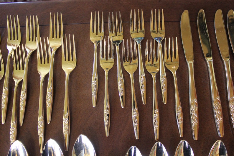 Full Set Excellent Condition Towle SCC Gold Electoplated Stainless Flatware Two Roses TWS215 1970/'s Vintage 1960/'s 49 Pieces