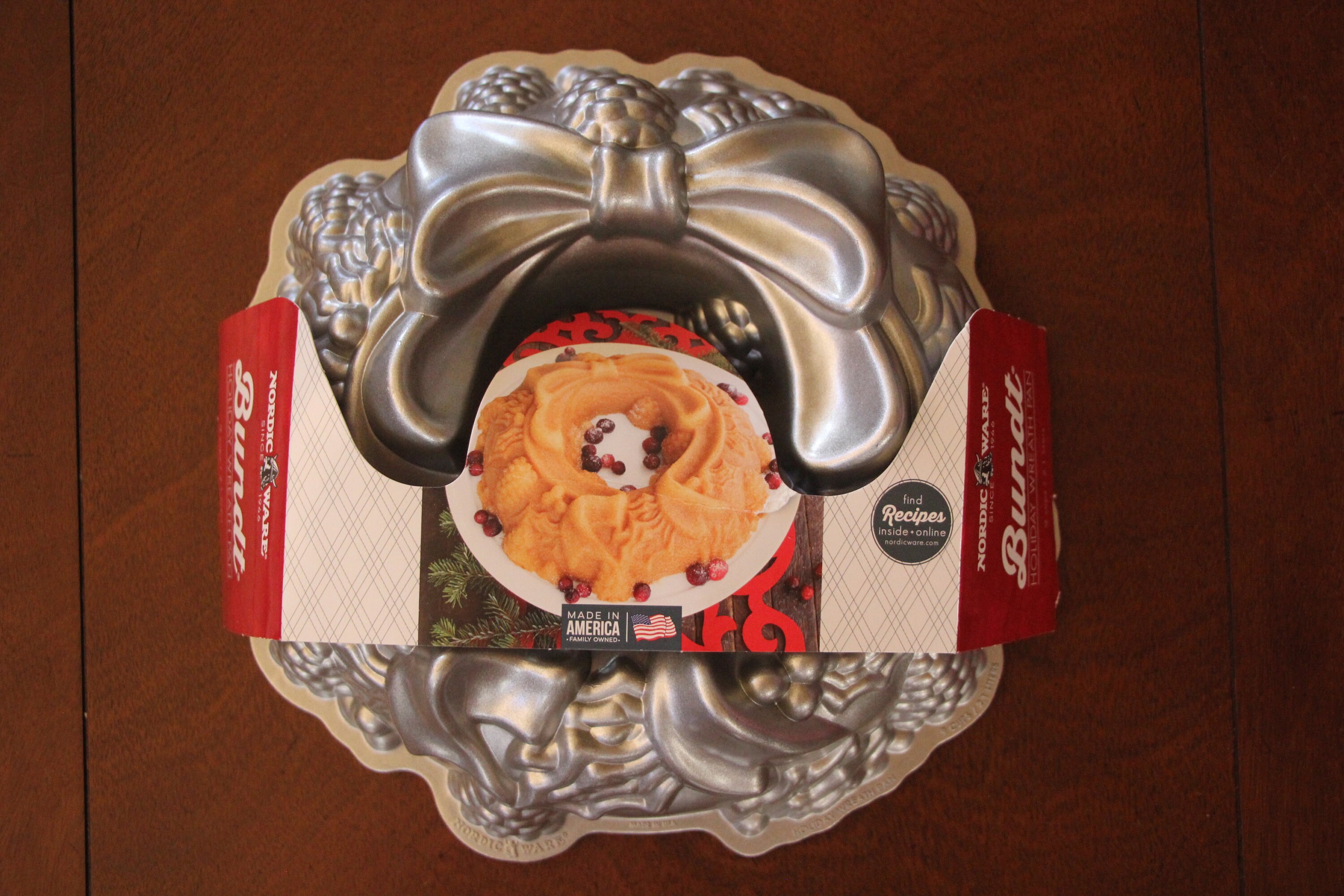 Nordic ware holiday wreath bundt pan hot sale
