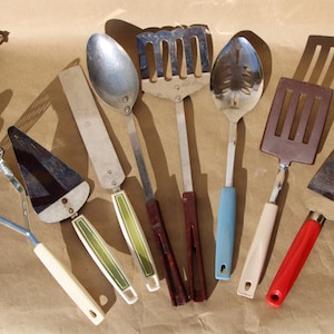 1960&#39;s to 1970&#39;s Vintage Kitchen Utensils Plastic Handles Ekco Chief Androck Ladles Spoons Spatulas in Fair to Good Condition