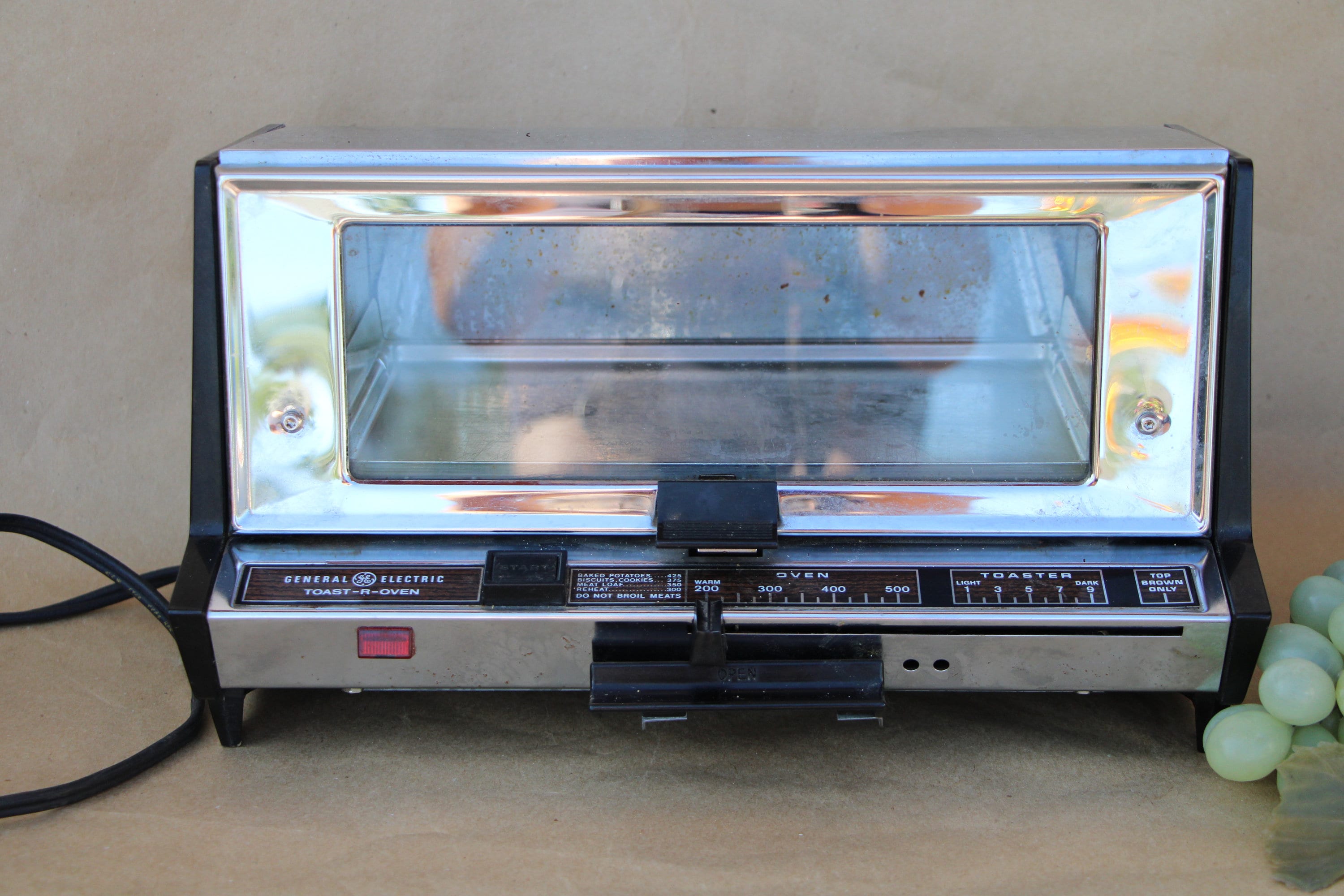 VINTAGE 1966 GENERAL ELECTRIC TOASTER OVEN COMMERCIAL (TOAST R OVEN AS THEY  CALLED IT IN 1966) 