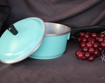 1950's - 1960's Vintage - Club Aluminum Cookware - Turquoise 2 Qt Saucepan - (with Lid) - Good Condition