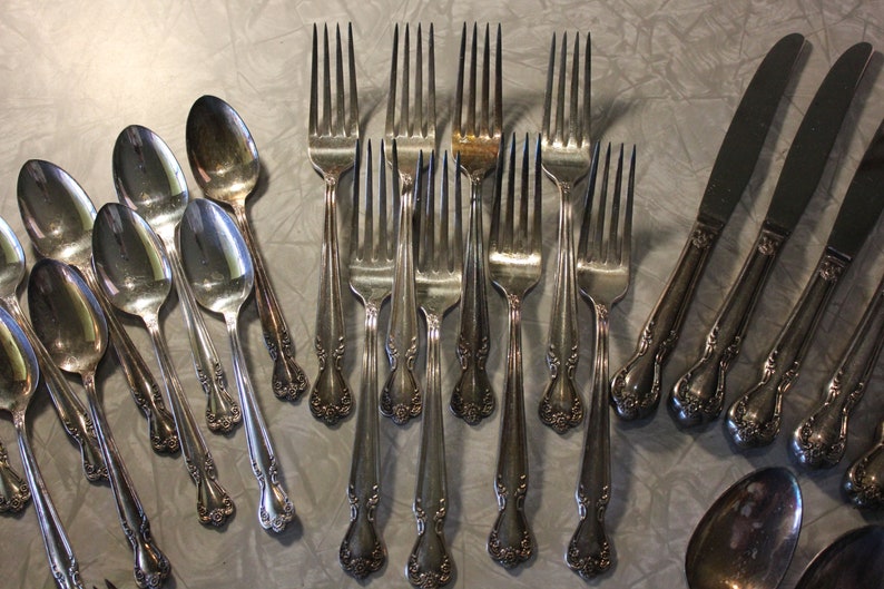 Very Good Condition 1952 Vintage 44 Pieces Rogers International Silver Flatware Daybreak-Elegant Lady Silverplated