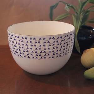 1960&#39;s Vintage - Hackman Enamel Bowl - Blue Clovers - 8 inch Diameter - Good Condition
