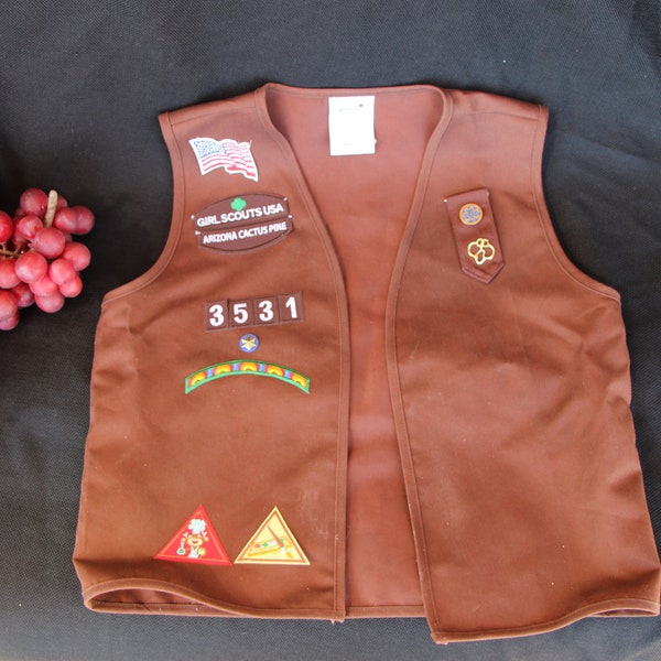 Girl Scouts / Girl Scout - BROWNIE - Uniform Vest with Basic Insignia - Size M 10-12 - Good to Very Good Condition