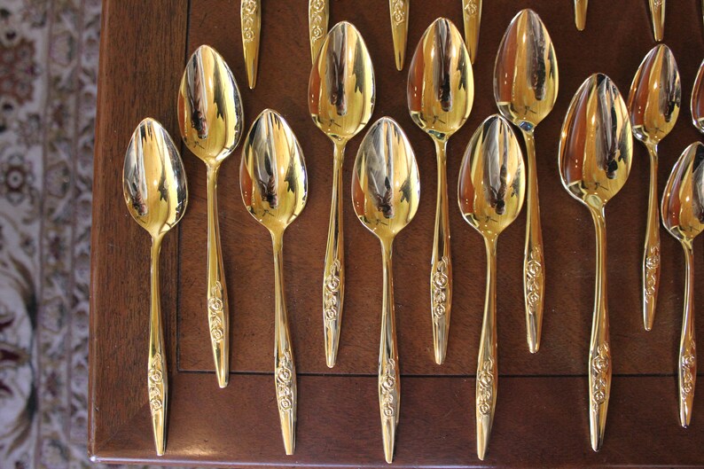 Full Set Excellent Condition Towle SCC Gold Electoplated Stainless Flatware Two Roses TWS215 1970/'s Vintage 1960/'s 49 Pieces
