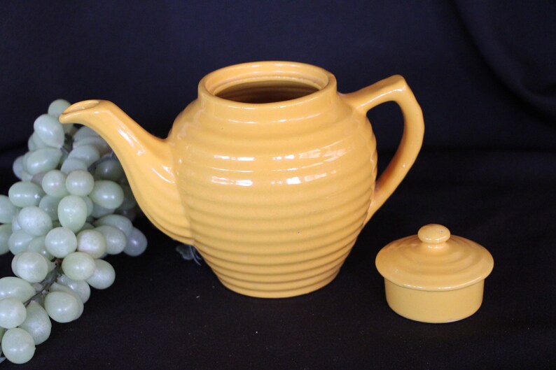 1940's Vintage - Bauer - Ringware - Rings - YELLOW - 6 cup TEAPOT with Lid - VERY Good Condition