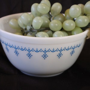 1972 to 1975 Vintage PYREX 402 SNOWFLAKE BLUE aka Snowflake Garland Mixing Bowl 1.5 Quarts in Very Good Condition