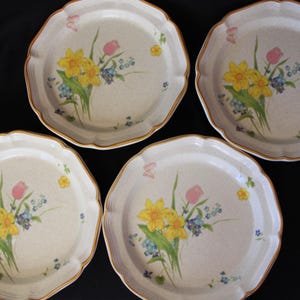 1977 to 1982 Vintage  Mikasa  Garden Club  EARLY SPRING  Floral Stoneware - Set of Four ( 4 ) Dinner Plates - 10.75&quot; in Very Good Condition