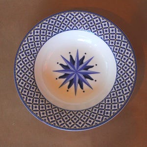 1995 - 2000 Vintage - Victoria and Beale - WILLIAMSBURG - One / Single Rim Soup Bowls - 8 3/4" - Very Good Condition