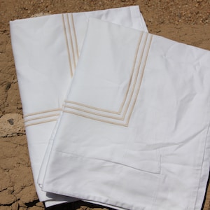 Vintage - Gracious Home / Italian Luxury Linens - Pair of King Pillow Shams - White w/ Khaki Embroidery - 25 x 40 &quot; - Very good Condition