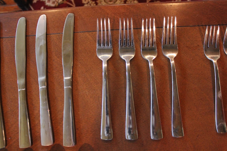 20 Pieces FULL Set Oneida Stainless Stainless Flatware Discontinued Very Good Condition to Excellent Condition AVERY