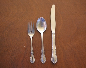 1990 Vintage - Oneida Distinction Deluxe - MANSION HALL - Lot of Three ( 3 ) Pieces - Very Good Condition
