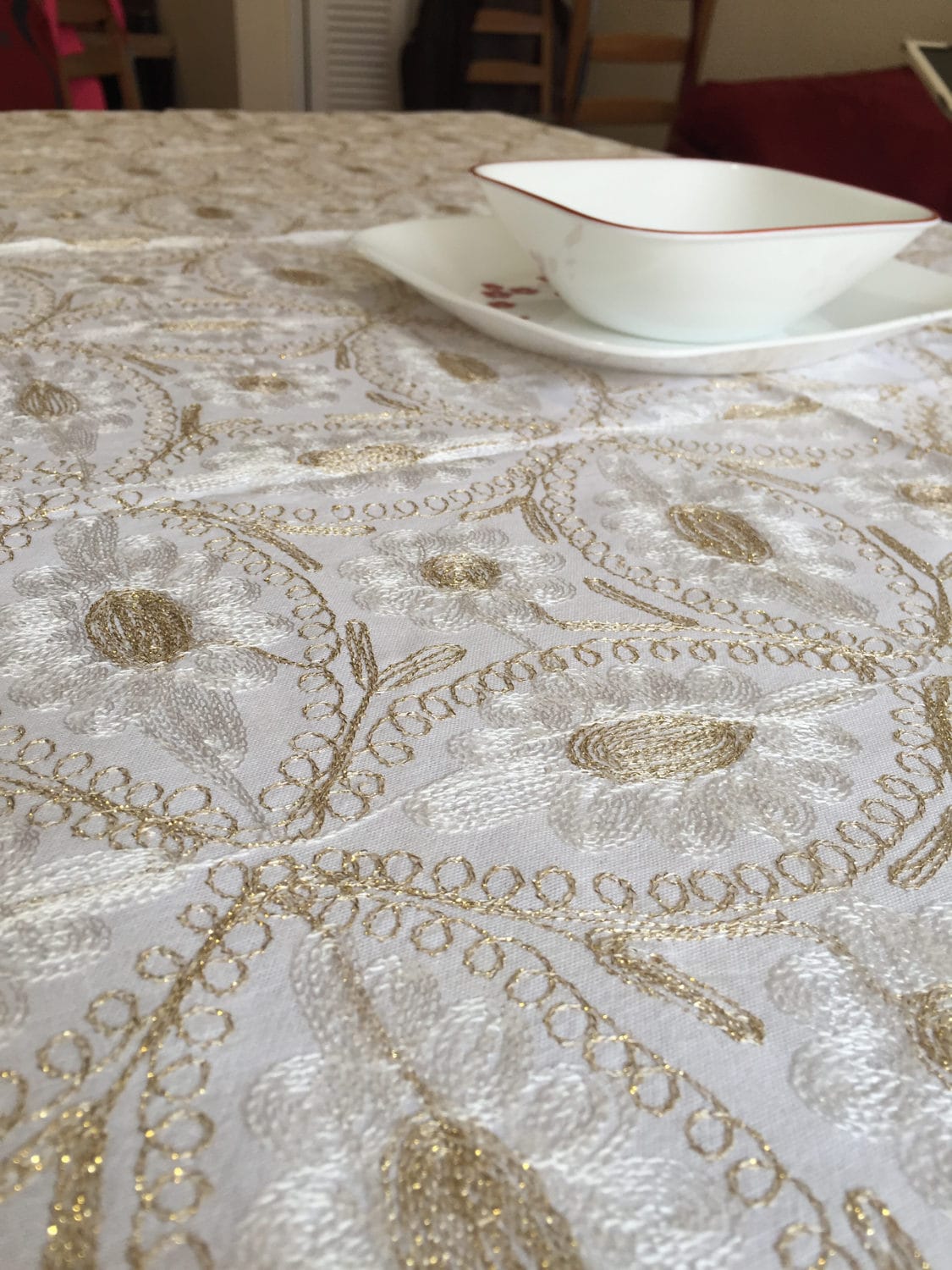 White and silver tablecloth tablecloth 80 X 60 inches and 8 napkins