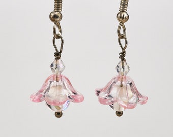 Delicate roze oorbellen met sprookjesbloemen, bungelende bloemenoorbellen, fantasieoorbellen in roze, I Love Pink oorbellen, voor altijd libel